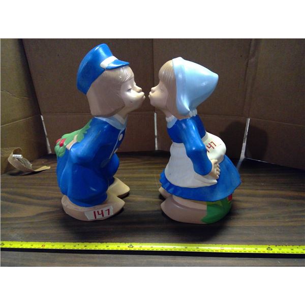Kissing Garden Gnomes - Lawn Ornament Set