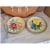 Image 2 : Decorative lot - 2 floral chalkware pieces, wooden wall clock, vase