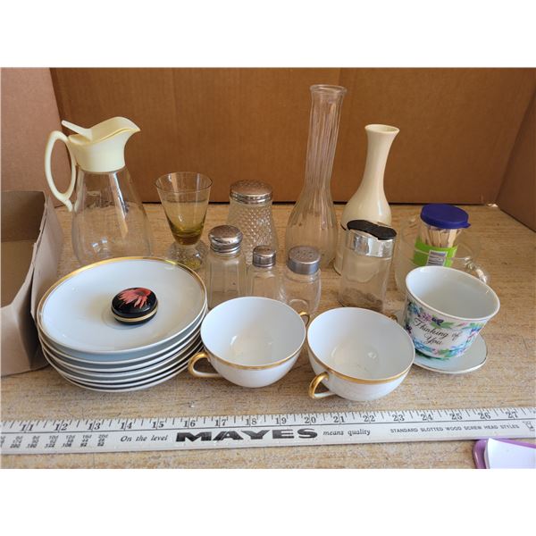 Cups & sauvers, Syrup dispenser, creamer, salt & peppers etc.