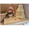 Image 2 : Woven basket, necklace tree, 2 wooden shelves & faux flowers