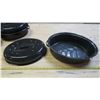 Image 4 : Enamelware - 2 Roasters & Cake Pan