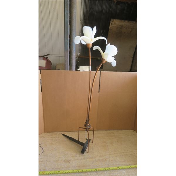 White Lilly Solar Light
