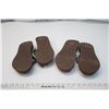 Image 2 : 2 Pairs - Hide n Soles Flip Flops - Size Medium