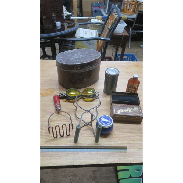 Tin of misc tresure.