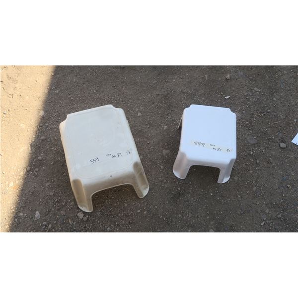 1 large step stool, 1 small step stool