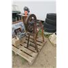 Image 2 : Antique Spinning Wheel
