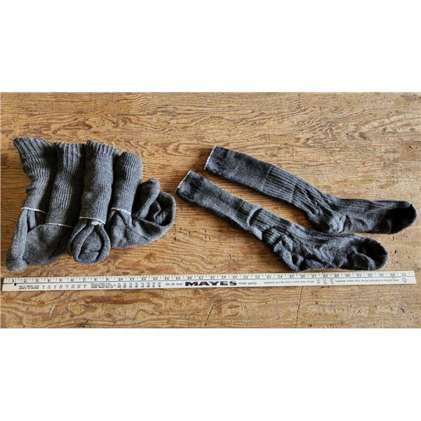 5 pairs of gray Mens Winter wooly socks, white trim