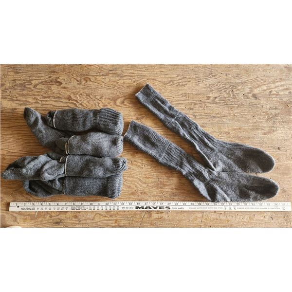 5 pairs of gray Mens Winter wooly socks, white trim