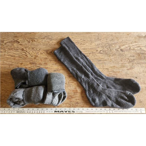 4 Pairs of Mens Gray Winter wooly socks, navy trim
