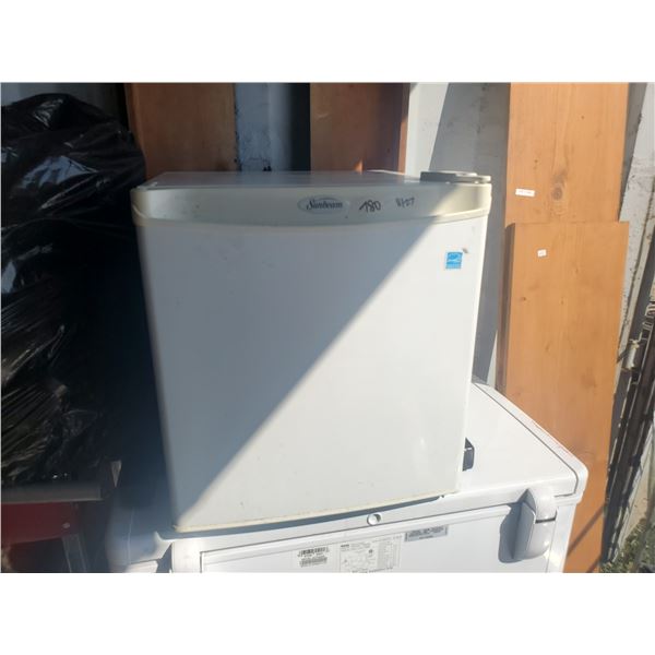 Sunbeam mini fridge (needs cleaning)