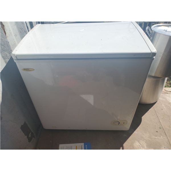 Danby 5.0 cu. Ft. chest freezer (working)