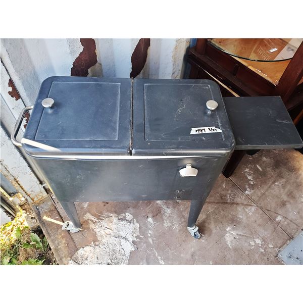 rolling cooler (needs lid adjusted)