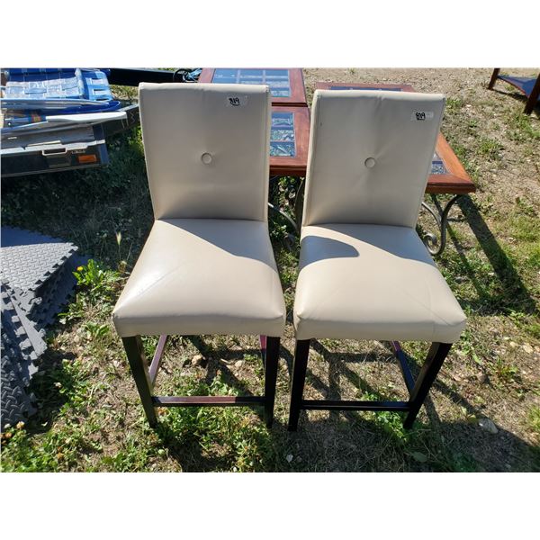 2 bar stools