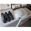 Image 1 : 3 light fixtures & 3 women's shoes size 7.5