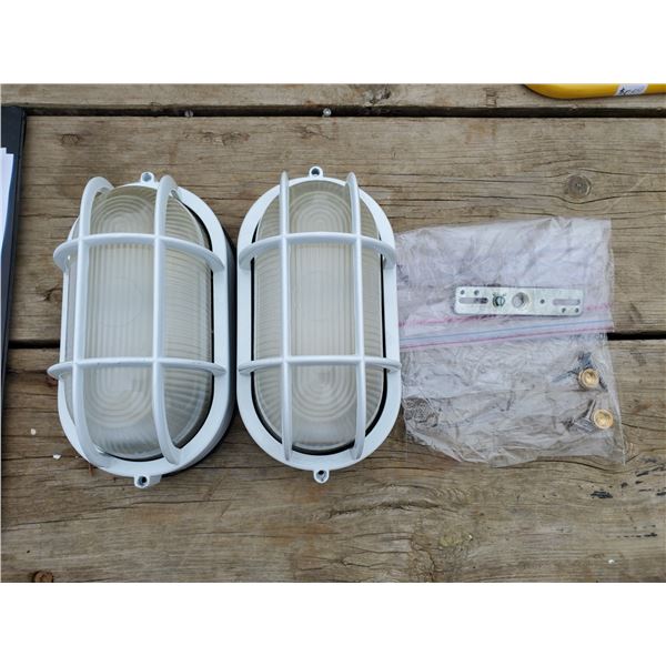 2 marine lights