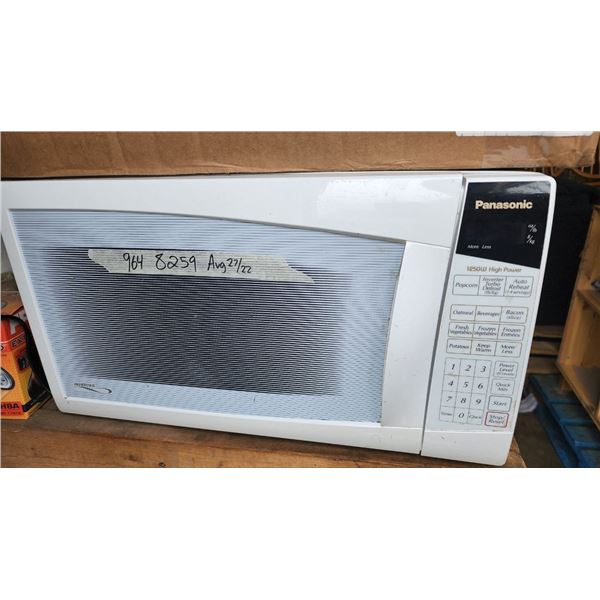"Panasonic" White Microwave W-1ft 8 1/2"