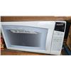 Image 1 : "Panasonic" White Microwave W-1ft 8 1/2"