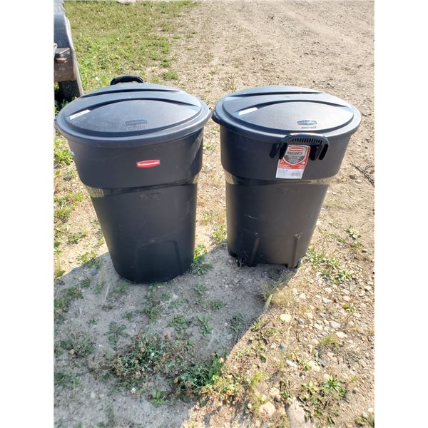 2 rubbermaid garbage cans w/ lids