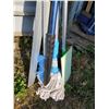 Image 2 : mop, swiffer, snow brush, etc