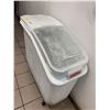 Image 1 : Rubbermaid Rolling Kitchen Flour Storage Bin