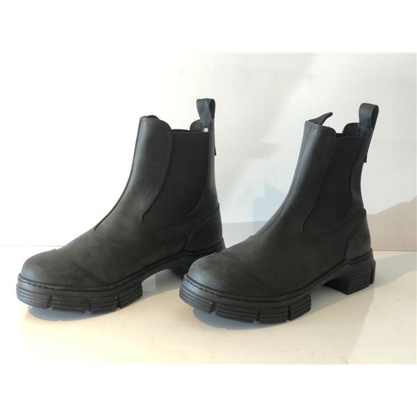 "Hero stunt" (Girl) - Ganni womens city rain boots sz. 8 (From the superhero show)