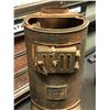 Image 2 : Early 1900s Gurny 502 Rockland cast iron wood burning stove "Missing top cover plate (From the horro