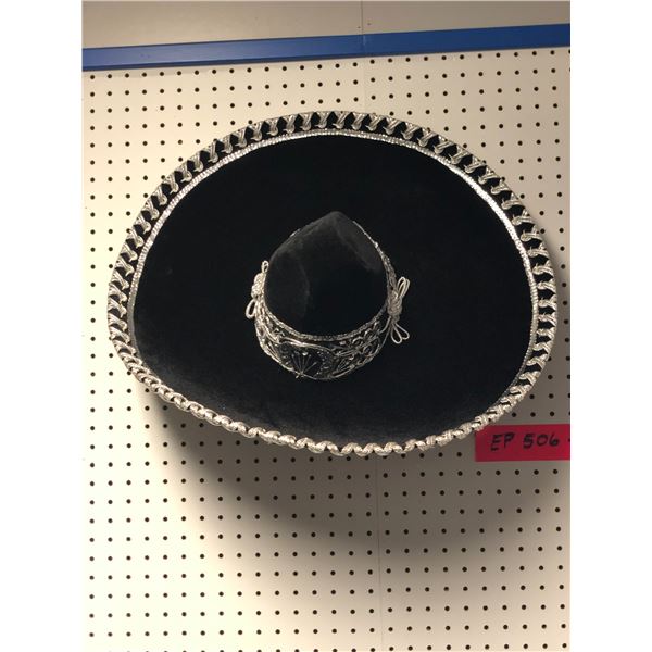 Black & silver sombrero - ep. 506 sc.13 (From the superhero show)