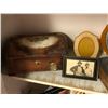 Image 2 : Shelf of assorted set Dec Props - wooden boxes / hand mirror / picture frames (From the superhero sh