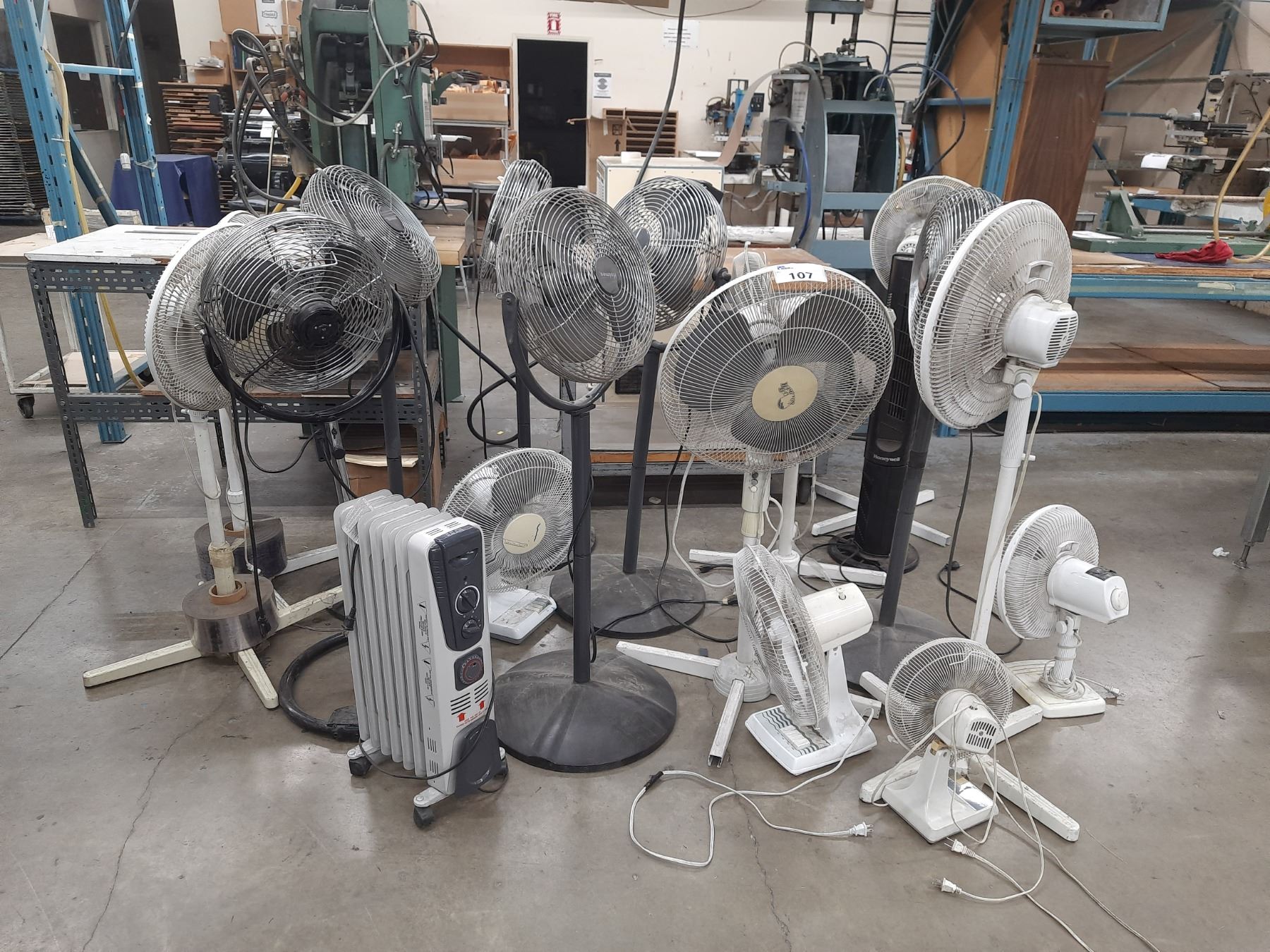 Lots Fans LOT OF APPROXIMATELY 18 ASSORTED FANS