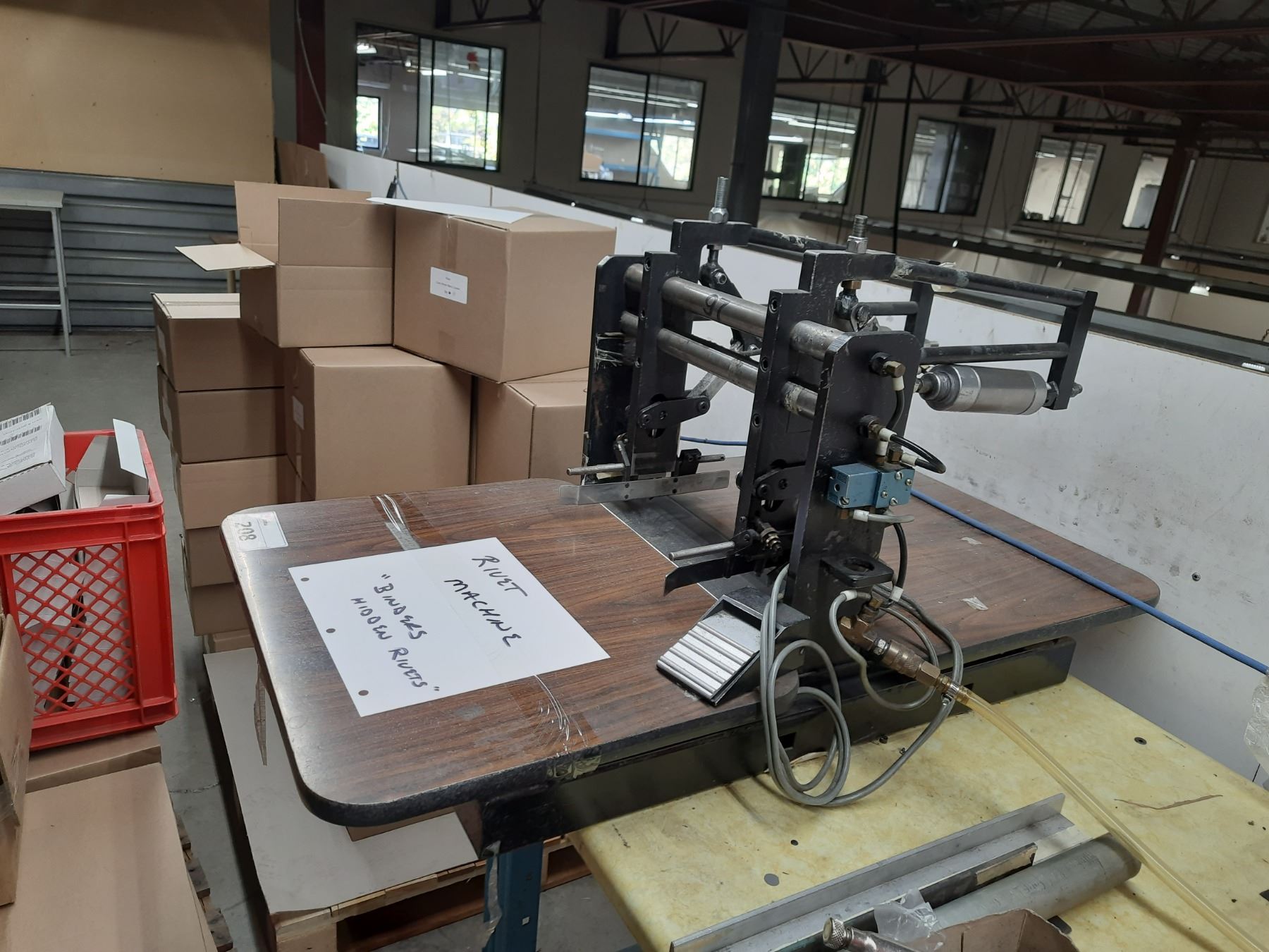 INDUSTRIAL TABLE TOP RIVET MACHINE