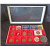 Image 1 : Qty Approx. 16 Medals & Coins: Spirit of 76, Cities, Souvenirs, etc in Display 14"L