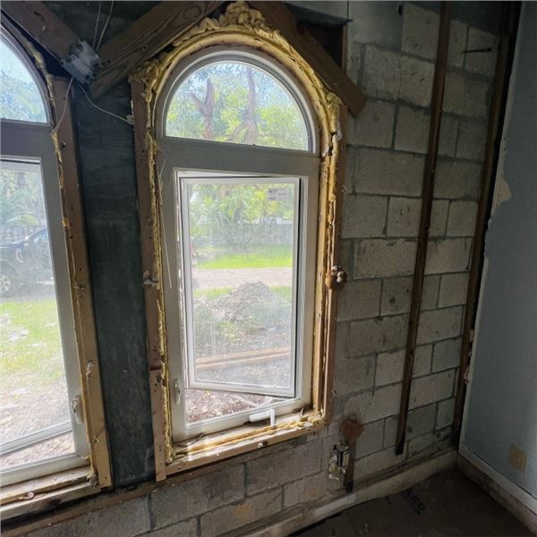 PGT IMPACT WINDOW WITH ARCH TOP WINDOW APPROX 26.75 " X 47"  ARCH APPROX 15.75" X 26.75"  SEE PHOTOS