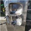 Image 2 : 5FT STAINLESS COUNTER WITH BUILT IN SINK AND FAUCET