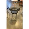 Image 8 : 4 FOLDING STOOLS AND 2 FOLDING TV TRAYS