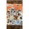 Image 2 : LARGE PACKAGE OF COLOURFUL STAMPS AND 4 HANDMADE GREETING CARDS WITH STAMPS OF THE WORLD