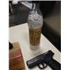 Image 8 : 2 CO2 POWERED PISTOLS AIRSOFT AND BB WITH ONE SPRING AIRSOFT PISTOL AND AMMO AS FOUND