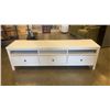Image 1 : WHITE 6 FOOT WIDE STAND