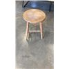 Image 2 : WOOD ENDTABLE AND 2 STOOLS