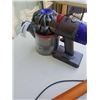 Image 10 : DYSON V8 ABSOLUTE CORDLESS VACUUM WITH CHARGER AND WALL MOUNT - TESTED WORKING