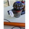 Image 8 : DYSON V8 ABSOLUTE CORDLESS VACUUM WITH CHARGER AND WALL MOUNT - TESTED WORKING