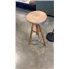 Image 2 : PINE SWIVEL ADJUSTABLE STOOL AND FLOOR LAMP