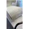 Image 2 : WHITE WOVEN LOUNGE CHAIR