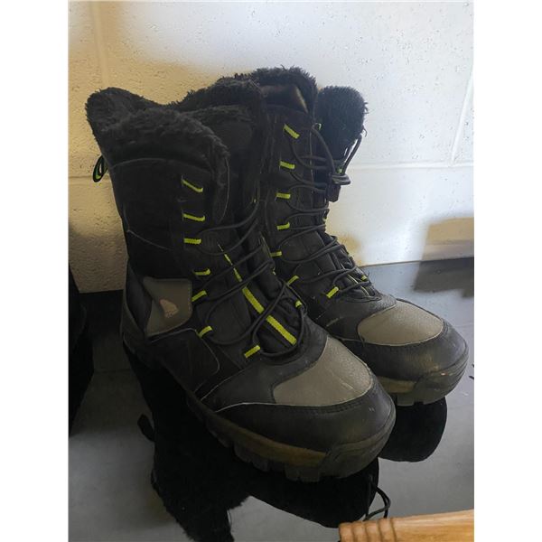 Boots size 9