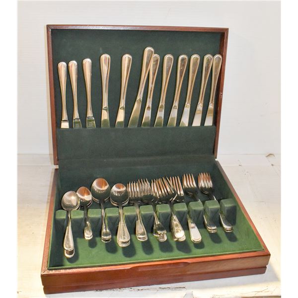 WOODEN DISPLAY WITH SILVERWARE SET