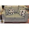 Image 1 : GREY FABRIC LOVE SEAT WITH 5 ACCENT PILLOWS