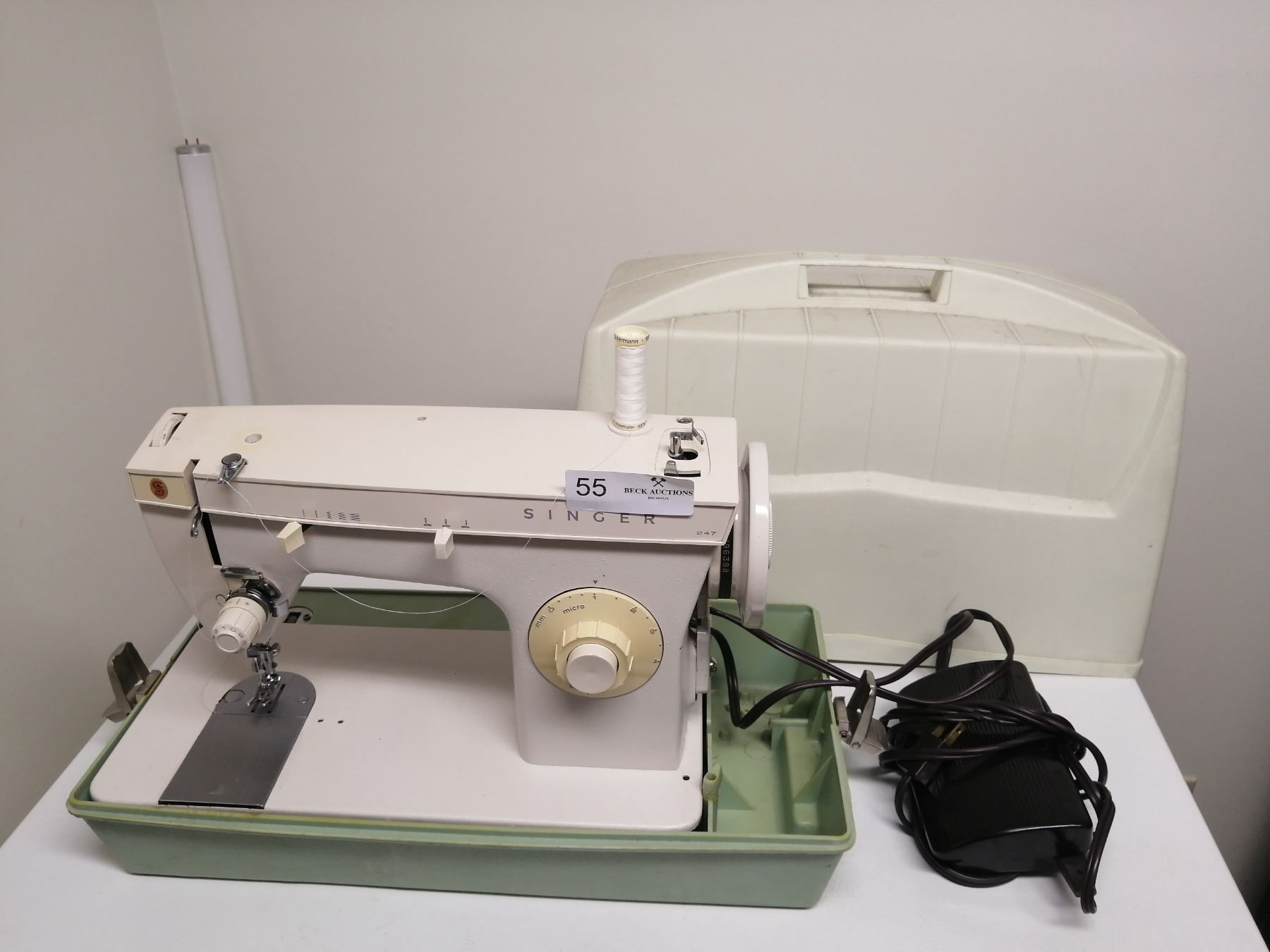 Vintage Singer Sewing Machine (Catalogue No. RFJ 188) Beck Auctions Inc.