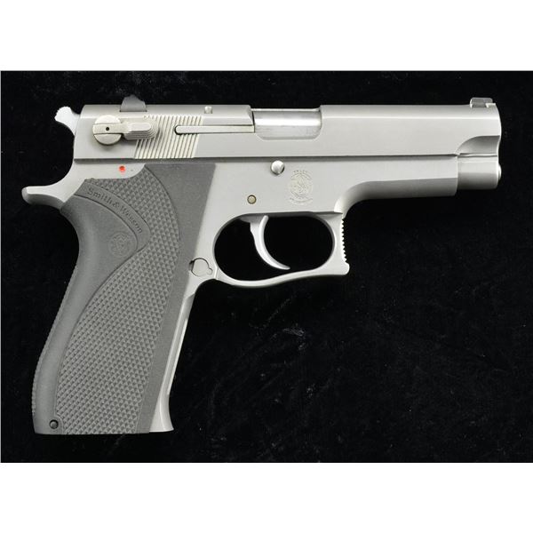 SMITH & WESSON 3906 SEMI AUTO PISTOL.