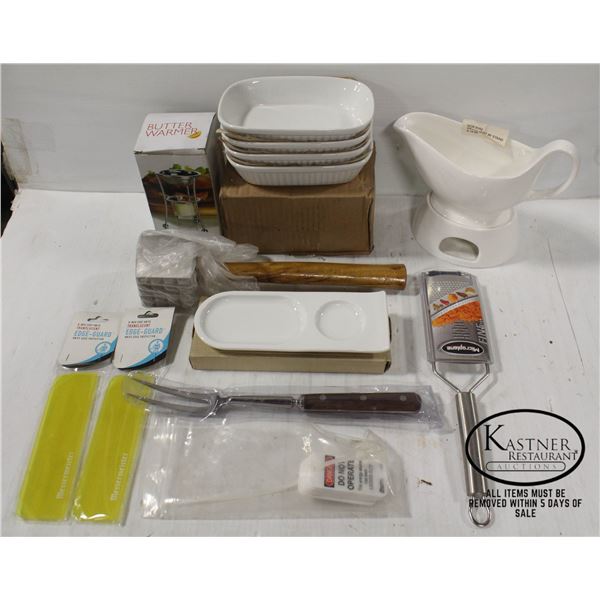 FLAT OF ASSORTED KITCHEN SMALLWARES INCL: