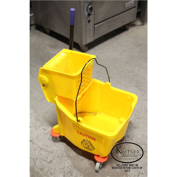 RUBBERMAID WAVEBREAK MOP BUCKET W/ WRINGER