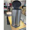 Image 1 : STEP GARBAGE CAN (3')